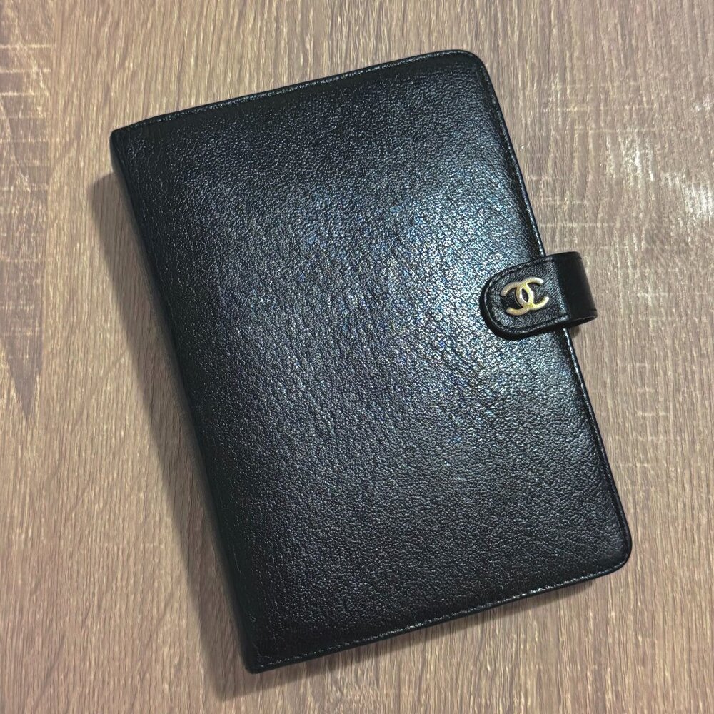 Chanel Classic Logo Clasp Black MM Agenda